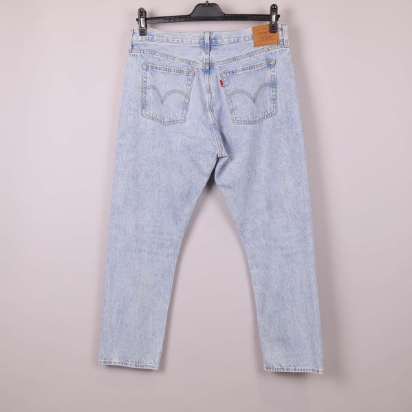 Jeans i ljusblå denim sett bakifrån med fickor