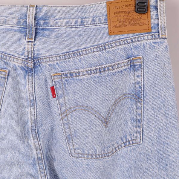 Närbild på bakficka och brun patch på jeansen