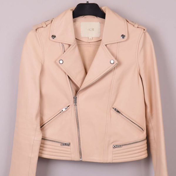 Beige bikerjacka framifrån på galge