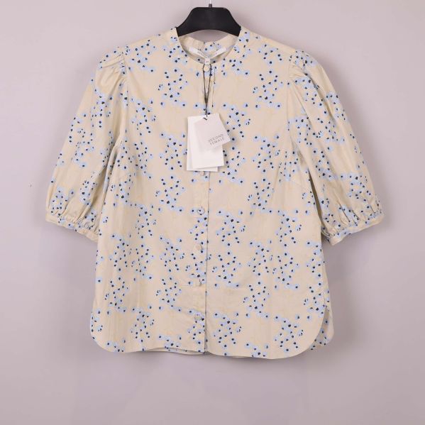 Blommig blus med rund hals och puffärm framifrån