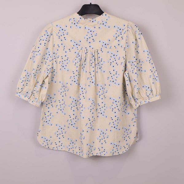 Blommig blus med puffärm sedd bakifrån