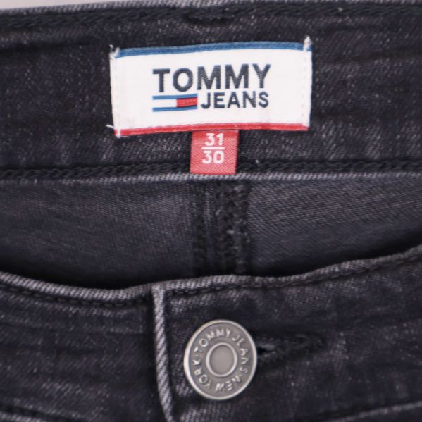 Etikett från Tommy Jeans och jeansstorlek 31 30