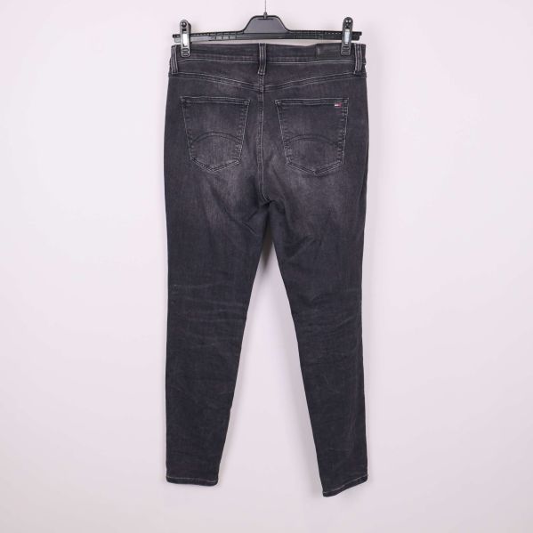 Baksida på svarta jeans med bakfickor och smal passform