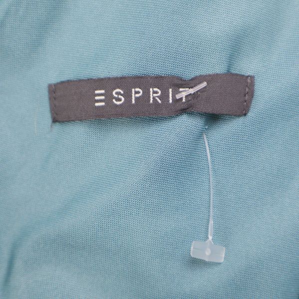 Närbild på Esprit-märke på blått tyg