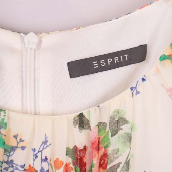 Närbild på märkning Esprit och överdel av klänning