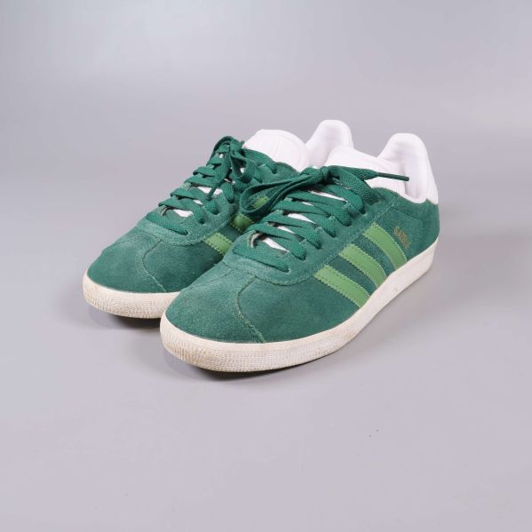 Gröna Adidas sneakers med vita sulor och snörning