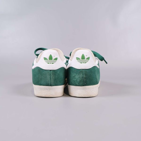 Baksidan av sneakers med Adidas-logga i grönt