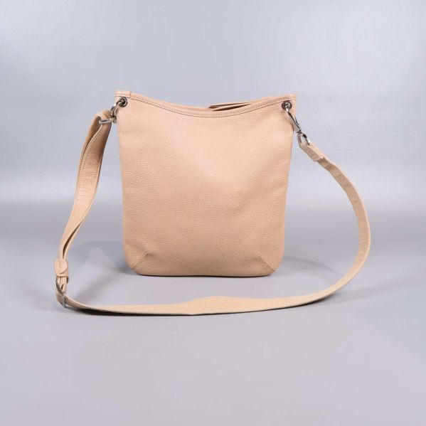Baksida av beige axelremsväska i enkel design
