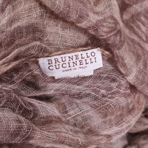 Närbild på Brunello Cucinelli-etikett på linnescarf