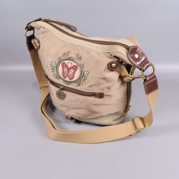 Beige väska med broderad fjäril och justerbar axelrem