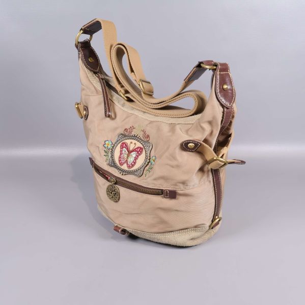 Beige axelväska med broderad fjäril och justerbar rem