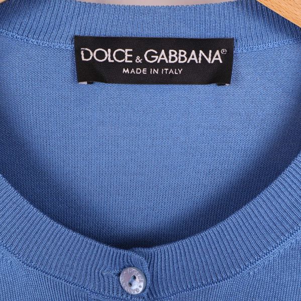 Närbild av Dolce & Gabbana-märke vid halsen