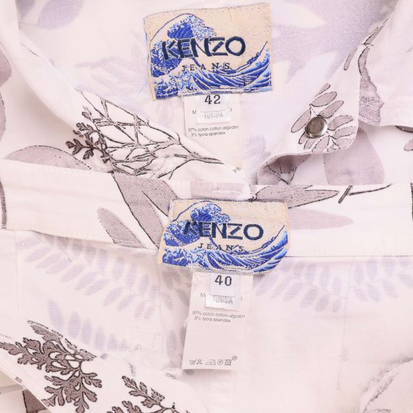 Närbild på Kenzo Jeans etiketter med storlekar 42 och 40