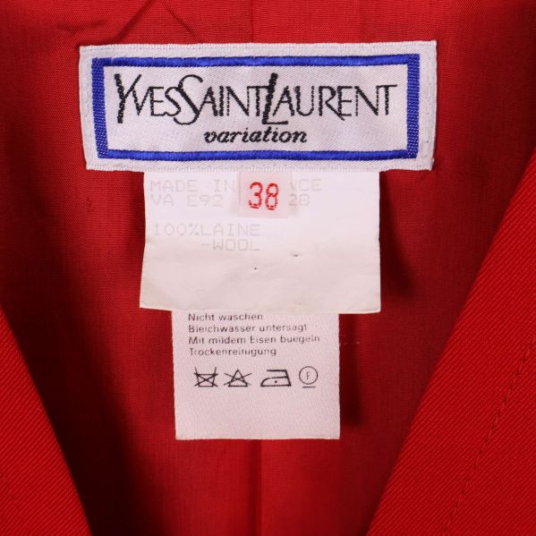 Närbild på etikett från Yves Saint Laurent variation och materiallapp