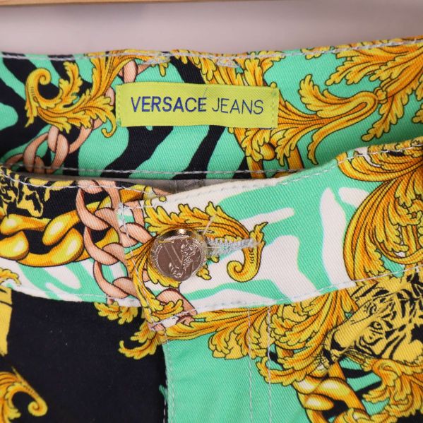 Versace Jeans etikett i linningen på byxorna