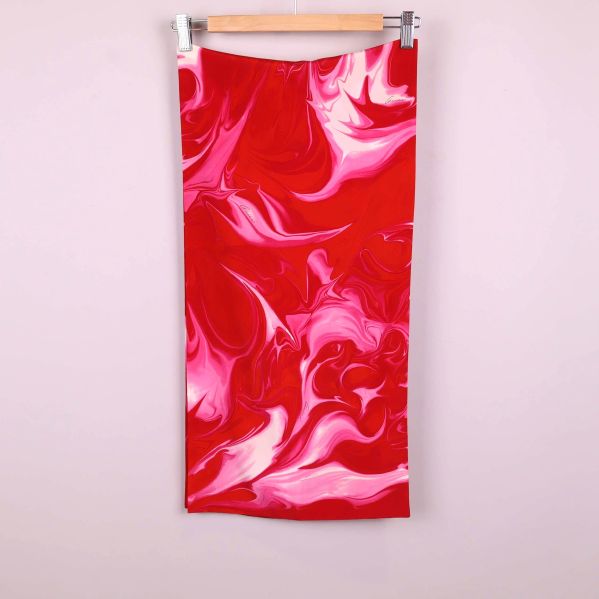 Baksidan av scarf med  mönster i rosa och rött 