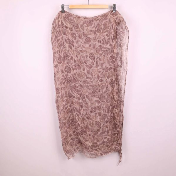 Lång scarf hängande med paisleymönster i bruna toner