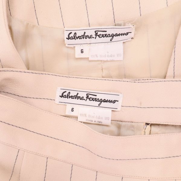 Närbild på Ferragamo-logotyp i plagget