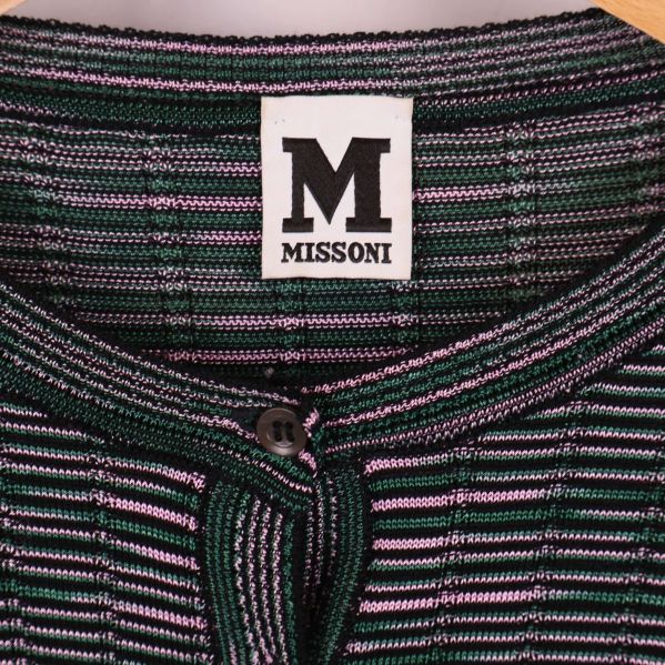 Närbild på Missoni etikett i koftans hals