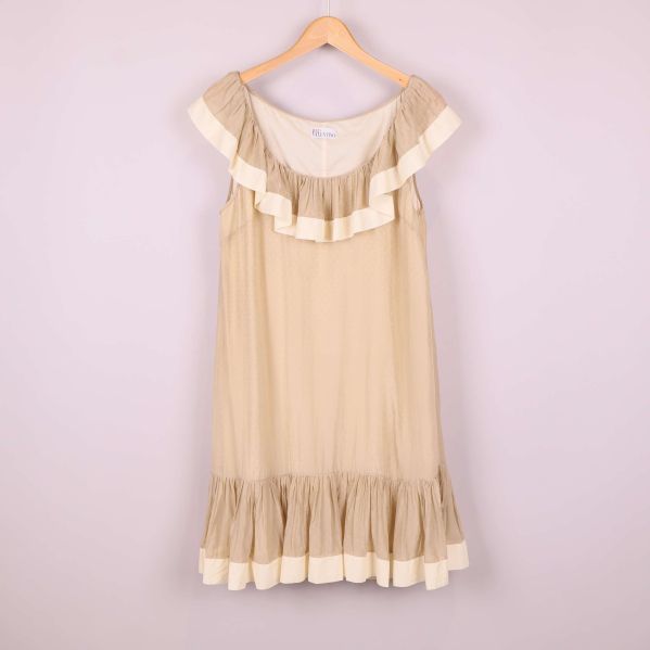 Beige klänning med volang framifrån