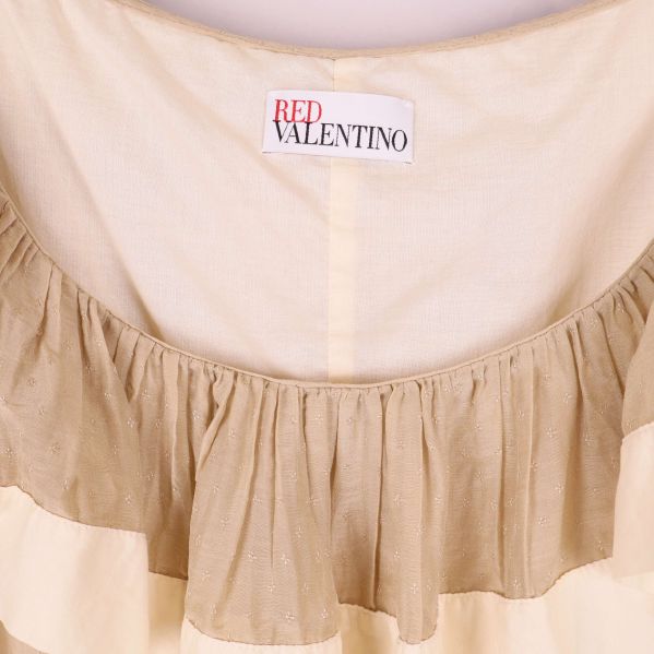 Närbild på klänningens Red Valentino-märke