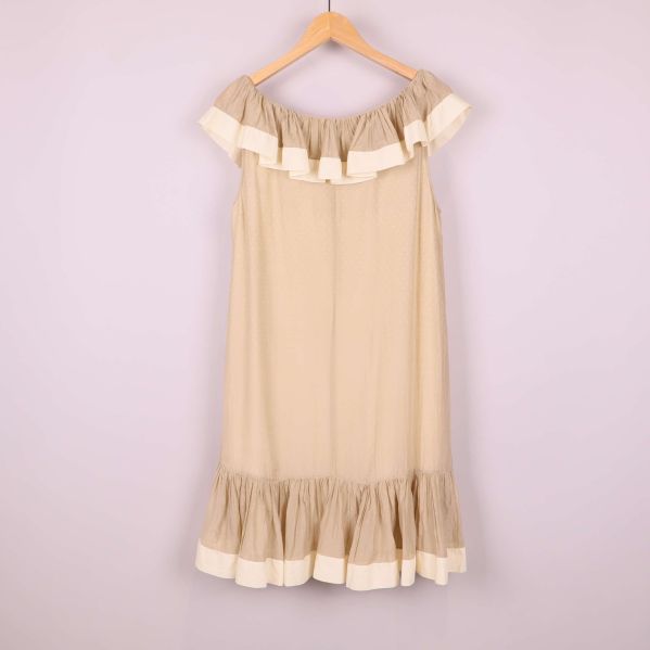 Beige klänning med volang  bakifrån