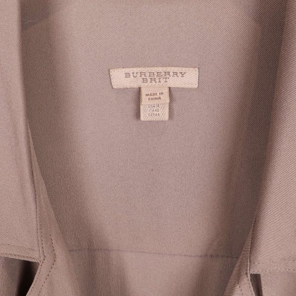Närbild på inneretikett med Burberry Brit-logotyp