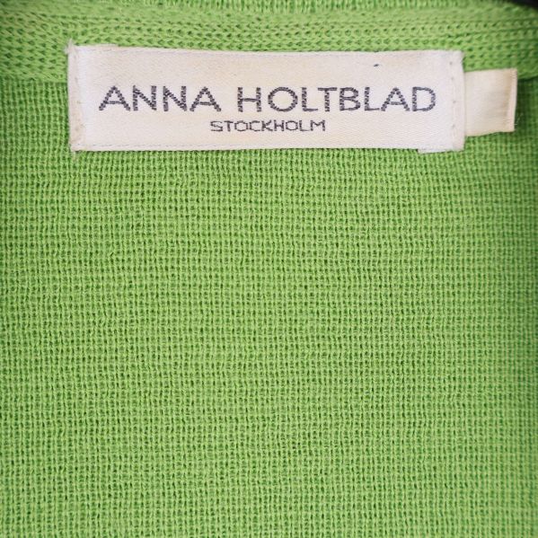 Närbild på vit etikett med texten Anna Holtblad Stockholm
