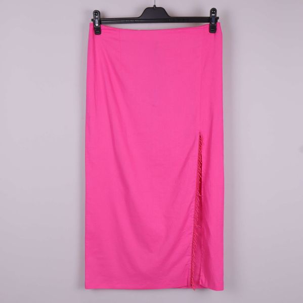 Framsida av rosa kjol med slits och fransdetalj