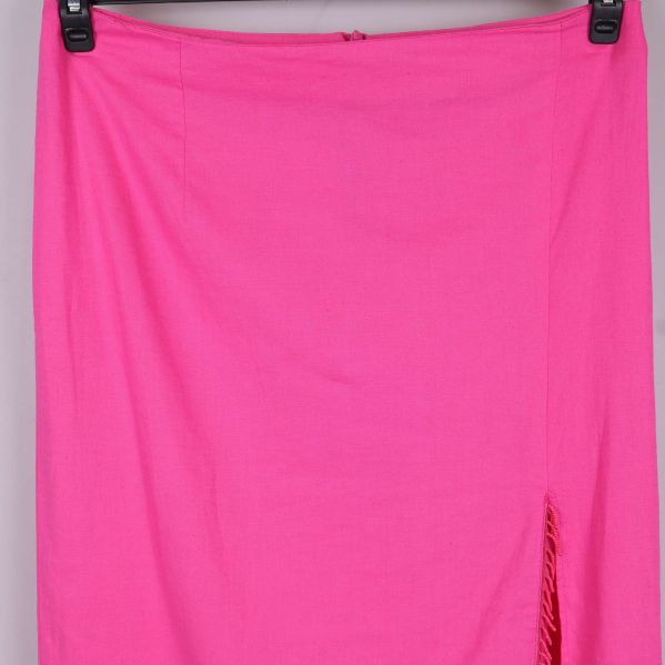 Övre delen av rosa kjol med slits och frans