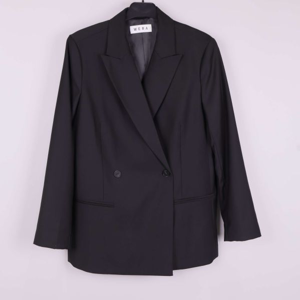 Svart blazer med knäppning och klassisk krage framifrån