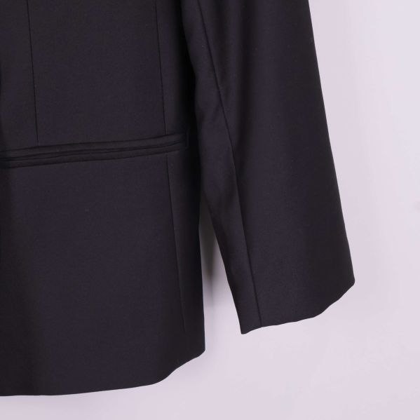 Närbild på ärmslut och söm på svart blazer