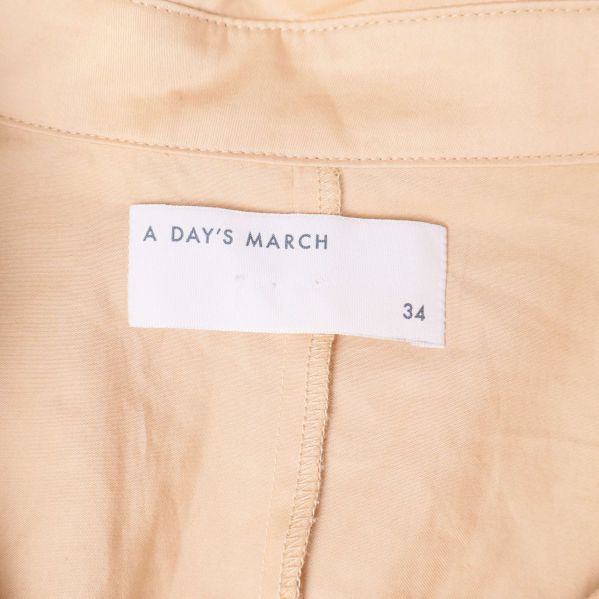 Närbild på etikett från A Day's March storlek 34