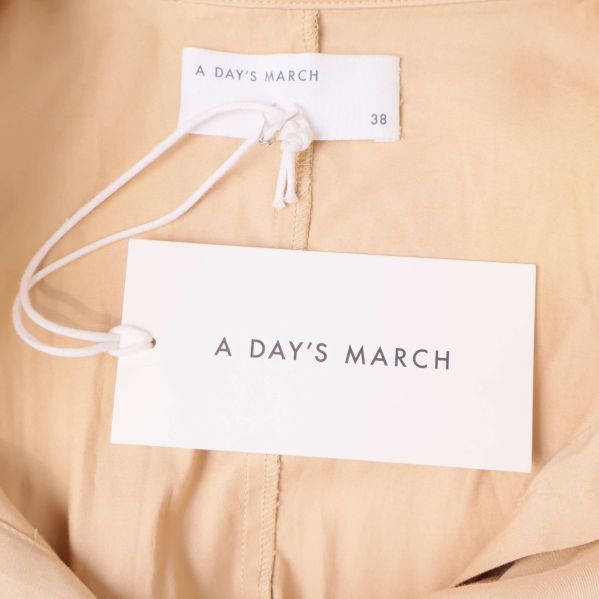 Närbild av etikett A Day's March vid kragen