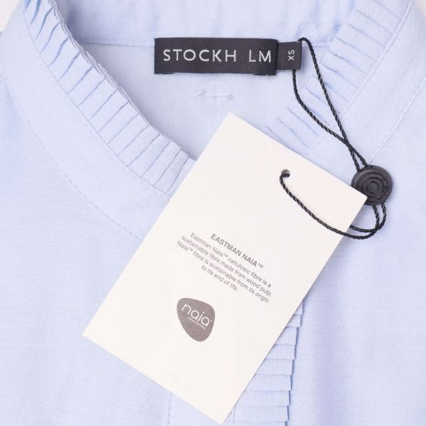 Närbild på Stockh LM-logga och hängande etikett