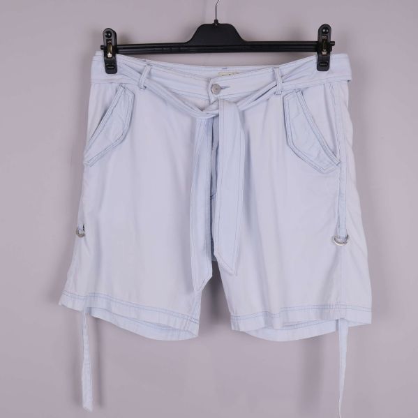Framsida av vita shorts med fickor och knytband