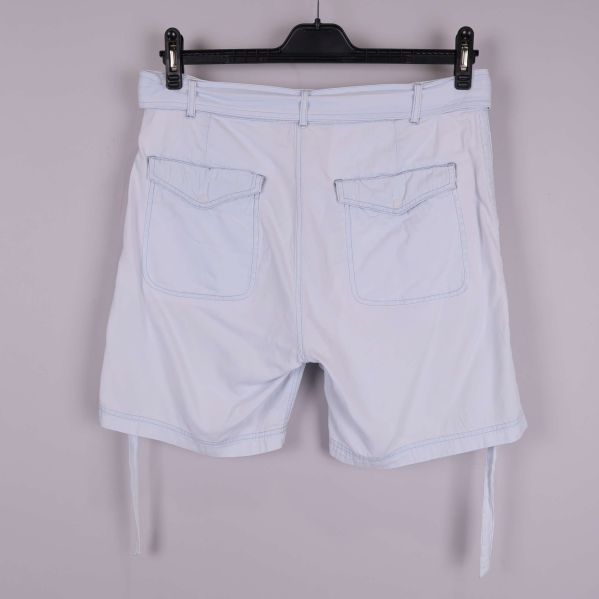 Baksida av vita shorts med ficklock