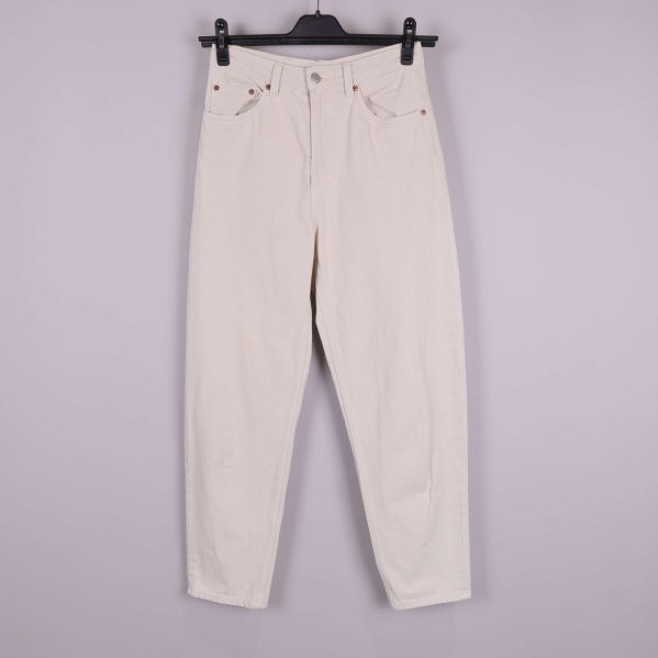 Ljust beigea raka jeans i helbild framifrån