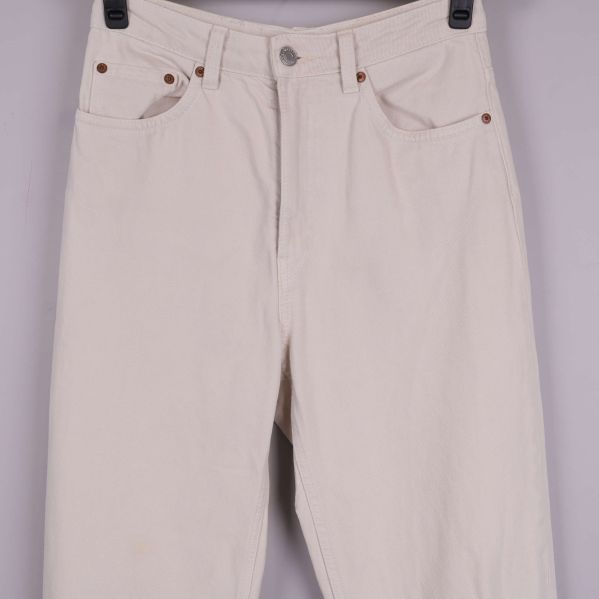 Närbild av jeansens framsida upptill och fickor