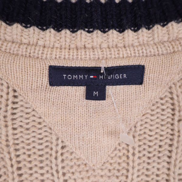 Närbild på etikett med Tommy Hilfiger och storlek M