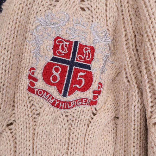 Broderad logodetalj fram