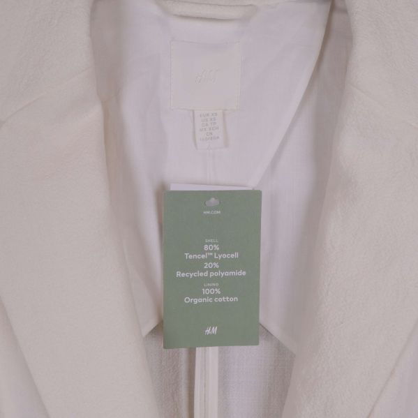 Närbild på materiallapp i kavajens krage hos H&M