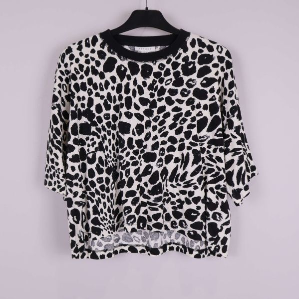 Djurmönstrad oversized topp framifrån