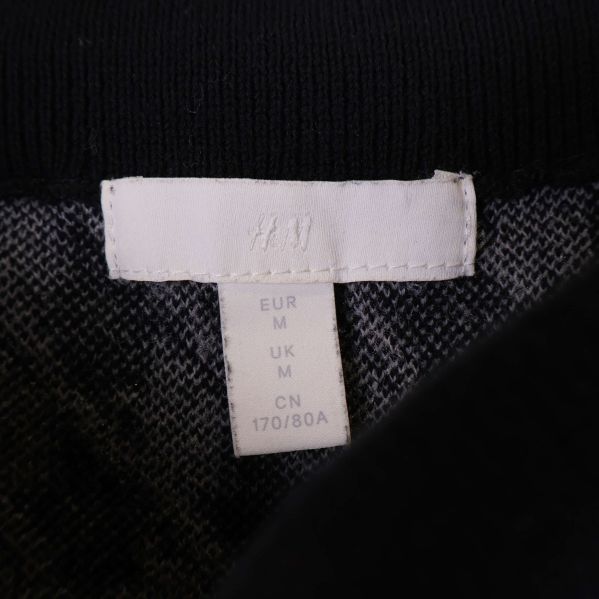 Närbild på H&M tag och storleksetikett, medium