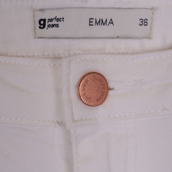 Närbild på linning och knapp på vita jeans från g perfect jeans