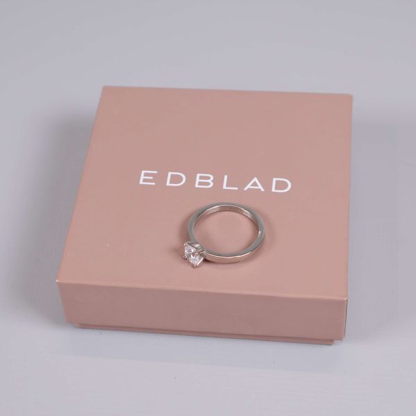 Silverfärgad ring med solitär på rosa Edblad-ask