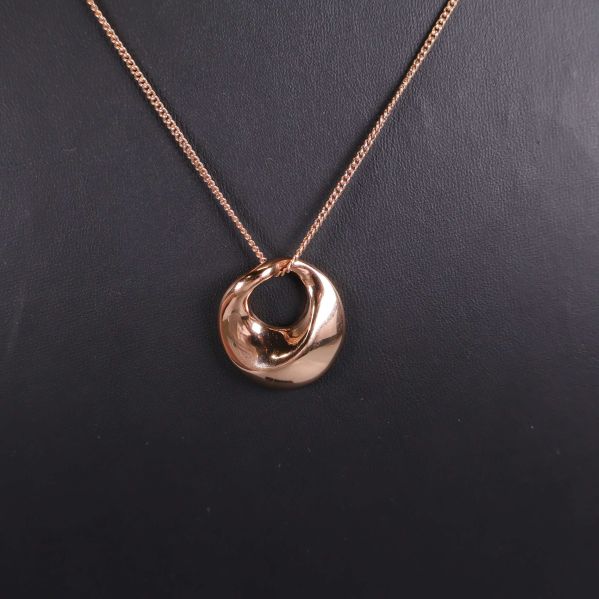 Berlock på halsband närbild mot svart bakgrund