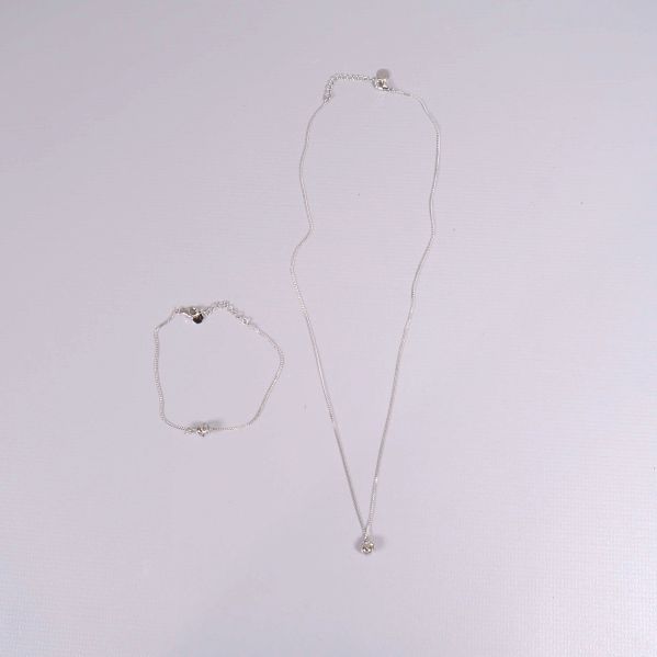 Halsband och armband i silverfärg utlagda