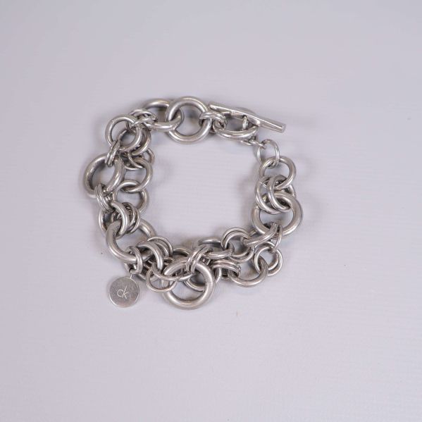 Tungt metallarmband med stora silverfärgade länkar