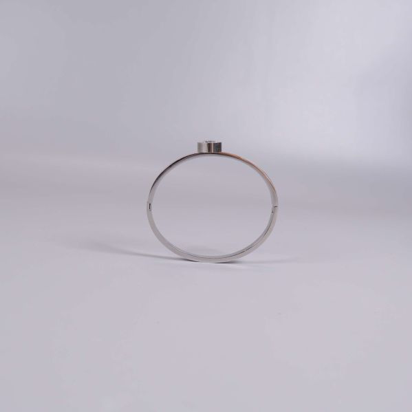 Profilvy av silverfärgat armband med stor kristall
